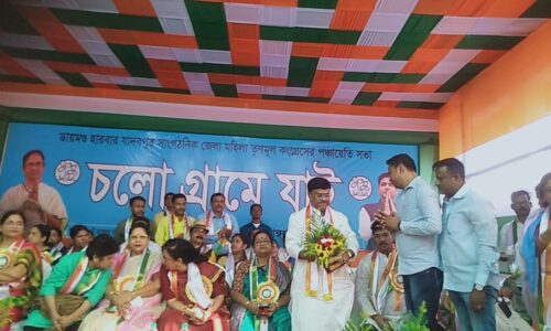 রাজ্যের পাশাপাশি মহিলা তৃণমূলের উদ্যোগে ডায়মন্ড হারবার সরিষা হাই স্কুল থেকে শুরু তৃণমূলের চলো গ্রামে যাই উপস্থিত রাজ্যের মন্ত্রী চন্দ্রিমা ভট্টাচার্য