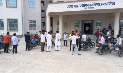 योजना भुगतान को लेकर बीडियो एवं पूर्व मुखिया के बीच हाथापाई ।