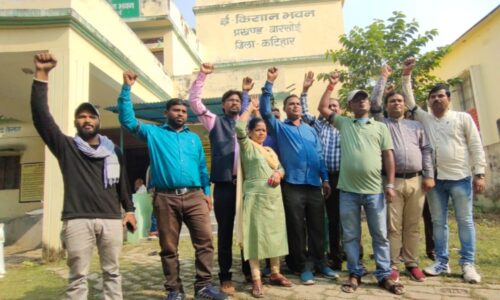 बारसोई में किसान सलाहकारों ने हाथ में काला पट्टी बांधकर किया विरोध प्रदर्शन ।