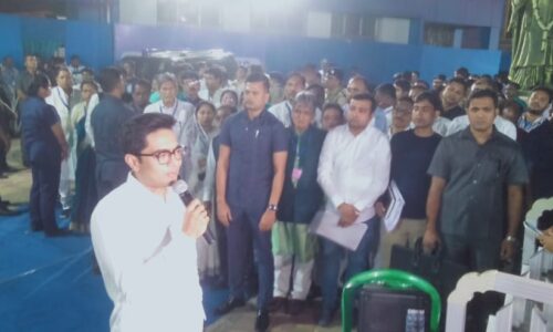 পঞ্চায়েত নির্বাচনের আগে স্থানীয় সংসদ অভিষেক বন্দ্যোপাধ্যায় বিভিন্ন উন্নয়ন মূলক কাজ পর্যালোচনা করতে প্রশাসনিক বৈঠকে যোগ দিতে এলেন ডায়মন্ড হারবার রবীন্দ্র ভবনে