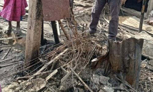 कोढ़ा में 5 घर जलकर राख ग्रामीणों की मदद से बुझी आग ।