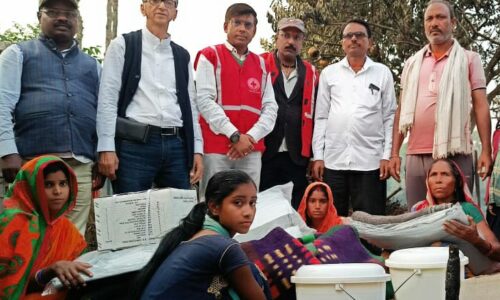 रेडक्रॉस ने अग्नि पीड़ित परिवार को वाटें राहत सामग्री।