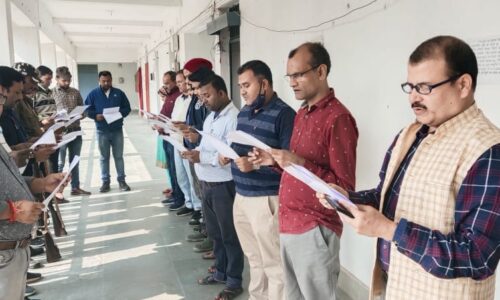संविधान दिवस पर बारसोई एसडीओ के नेतृत्व में  शपथ कार्यक्रम का आयोजन ।
