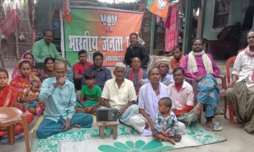 आबादपुर में रेडियो के माध्यम से भाजपा समर्थकों ने सूनी प्रधानमंत्री की मन की बात ।