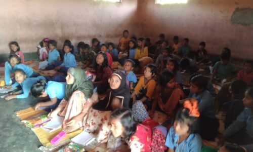 मननपुर प्राथमिक विद्यालय कृषि भवन में संवर रहा बच्चों का भविष्य ।