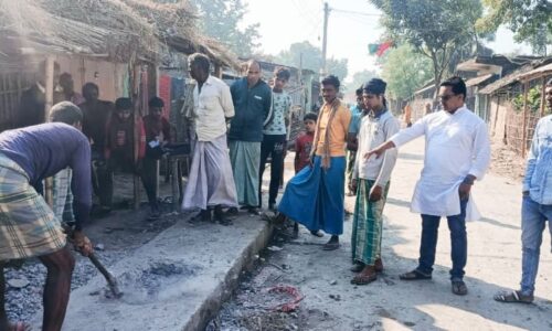 राहगीरों के असुविधाओं के मद्देनजर मुखिया ने निजी स्तर पर करवाया साफ-सफाई ।