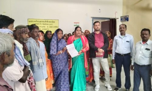 आक्रोशित लाल कार्डधारियों ने प्रखंड प्रमुख नीलू देवी को दिया आवेदन ।