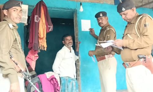 फरार अभियुक्त के घर पुलिस ने चिपकाया इश्तेहार ।