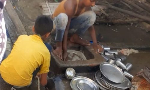 होटलों में श्रम कानून का हो रहा है उल्लंघन नाबालिगों से करवाया जाता हैं कार्य ।