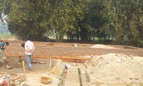 स्कूल भवन निर्माण में गुणवत्ता की अनदेखी पिलर भी गायब