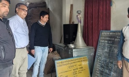 अंचलाधिकारी द्वारा सरकारी संस्थानों एवं खाद की दुकानों का किया गया निरीक्षण।