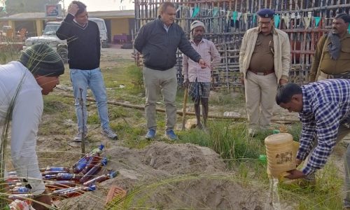 थाना प्रांगण में 51 लीटर देशी एवं विदेशी शराब का किया गया विनिष्टीकरण