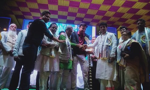 সরিষা ভিন্নস্বাদের পক্ষ থেকে সরিষা হাই স্কুল মাঠে বর্ণাঢ্য ও প্রদীপ প্রজ্জ্বলন এর মধ্যে ১৮তম বর্ষ কৃষি ও স্বনির্ভর মেলা উদ্বোধনীতে উপস্থিত এসডিপিও মিতুন কুমার দে