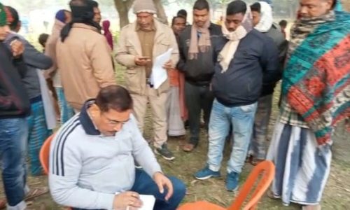 आम के पेड़ से लटका हुआ शव मिलने से इलाके में फैली सनसनी ।