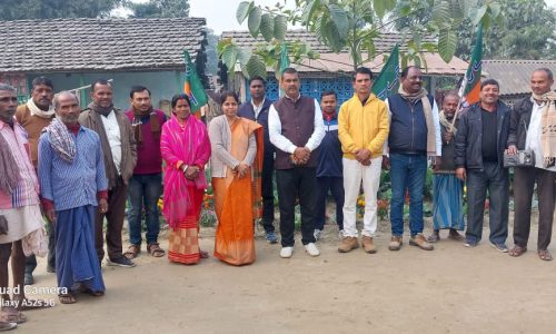 कोलासी में  भाजपा कार्यकर्ताओं ने सूनी प्रधानमंत्री मोदी की मन की बात।