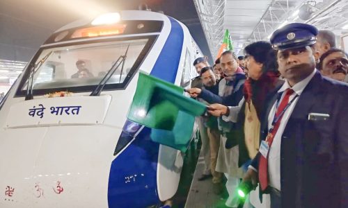 बारसोई जंक्शन पर बंदे भारत एक्सप्रेस को कटिहार सांसद एवं स्थानीय विधायक ने हरी झंडी दिखाकर किया रवाना