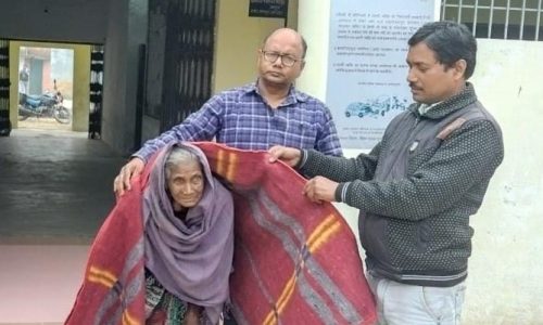 प्रखंड मुख्यालय परिसर में असहाय पीड़ित वृद्ध  महिलाओं के बीच बांटा गया कंबल।