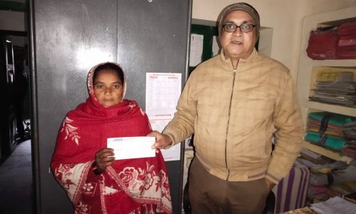 अग्नि पीड़ित लाभुक को सीओ दिया चैक।