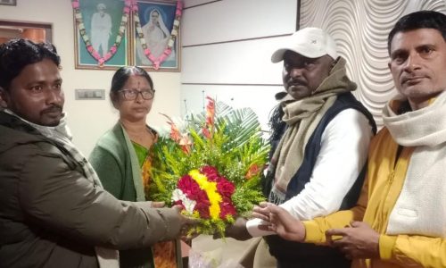 कोढ़ा के उत्तरी सिमरिया के मुखिया व अन्य ने मेयर को दी जीत की बधाई