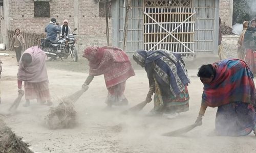 कालसर के नारियलबाडी़ गांव में गुंज संस्था की अगुवाई में स्वच्छता अभियान, लगाई गई झाडू