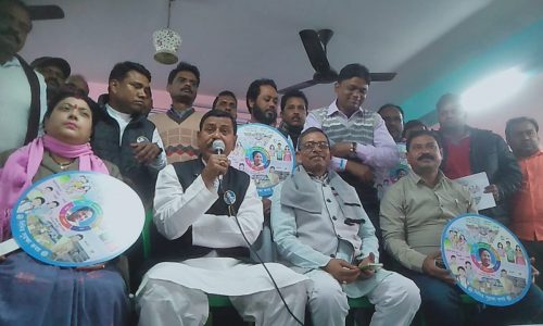 বিধায়ক জনসংযোগ কার্যালয়ে সাংবাদিক বৈঠকের মাধ্যমে আনুষ্ঠানিক সূচনা হল দিদির সুরক্ষা কবজ প্রকল্পের উপস্থিত প্রাক্তন সংখ্যালঘু মন্ত্রী তথা বিধায়ক ।