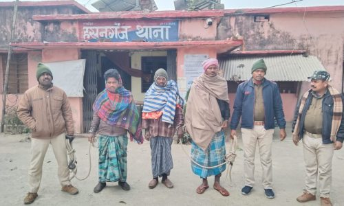 देसी शराब के साथ तीन कारोबारी गिरफ्तार