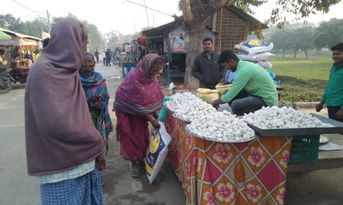 मकर संक्रांति को लेकर बाजार में बढ़ी चहल-पहल ।