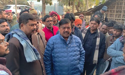 सड़क दुर्घटना में मृतक के परिजनों से मिलने खेरिया गांव पहुंचे सांसद संतोष कुशवाहा व विधान पार्षद अशोक अग्रवाल ।