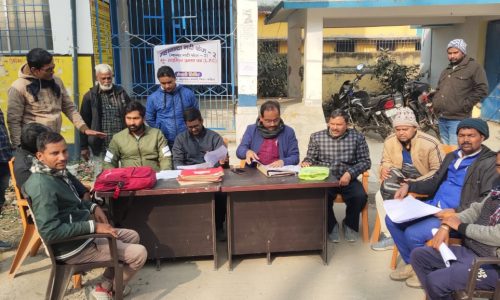 बारसोई में नए तटबंध निर्माण को लेकर बाढ़ नियंत्रण प्रमंडल पदाधिकारियों के नेतृत्व में लगाया गया एलपीसी शिविर ।