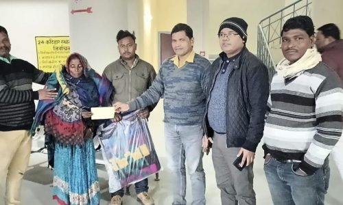 पीड़ित परिवारों को आपदा राहत के तहत मिला मुआवजा राशि का चेक ।