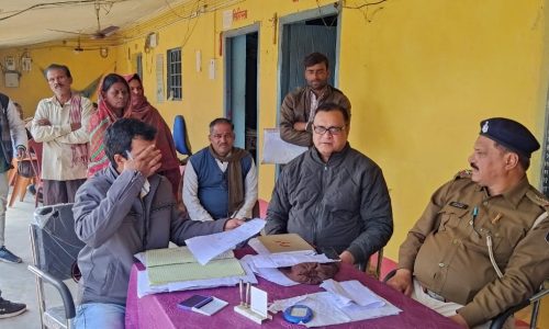 भूमि विवाद निपटारे हेतु लगाए गए जनता दरबार में तीन मामलों का हुआ निष्पादन ।