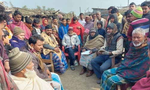 बरारी के पश्चिमी बारीनगर बीती रात आग लगने से 7 घर जलकर खाक ।