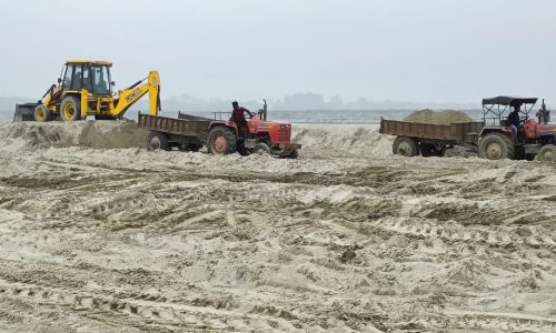 खनन माफिया के हौसले बुलंद सफेद बालू का बाजार गरम, स्थानीय प्रशासन के नाक के नीचे चल रहा है सफेद बालू का काला बाजार।