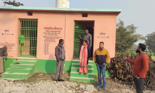 सामुदायिक शौचालय का पंचायती राज पदाधिकारी ने किया निरीक्षण