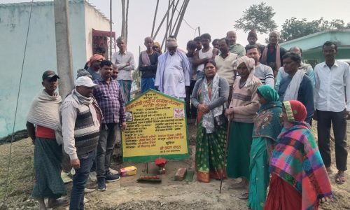 प्रखंड प्रमुख ने मनरेगा सड़क निर्माण कार्य का किया शुभारंभ।