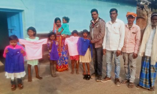 शिक्षा विभाग के सहयोग से आदिवासी विद्यार्थियों को पोशाक का हुआ वितरण ।