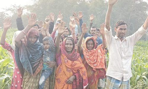 सड़क नही पगडंडी के रास्ते होकर आवाजाही करने पर विवश ग्रामवासी