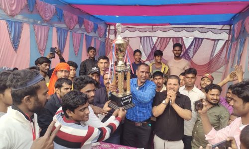 क्रिकेट टूर्नामेंट में फाइनल मैच का विजेता बना रहमत नगर कुम्हरी की टीम ।