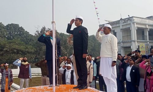 मनिहारी अनुमंडल में एसडीओ, नगर पंचायत में मुख्य पार्षद ने फहराया तिरंगा ।