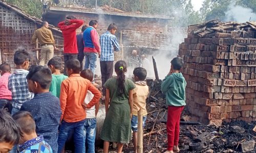 आग लगने से चार घर जले ।