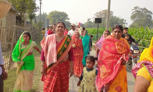 लोक आस्था का महापर्व ठाढी़ व्रत को ले व्रतियों ने सूर्य को दिया अर्ध ।