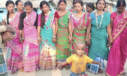 सोहराय पर्व के तिसरे दिन आदिवासियों ने बड़े धूमधाम के साथ की खुंटो की पुजा ।