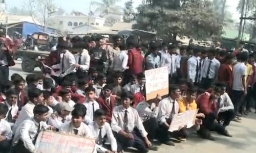 नवोदय विद्यालय के छात्र छात्राओं ने कटिहार गेड़ाबाड़ी मुख्य सड़क   को जाम कर किया प्रदर्शन ।