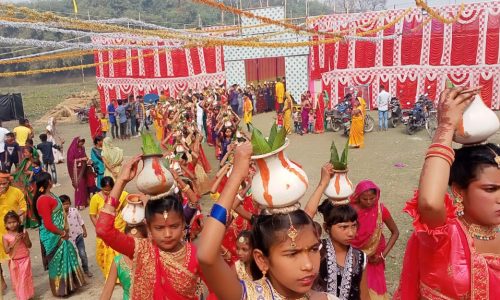 भागवत कथा को लेकर निकाली गई कलश यात्रा।