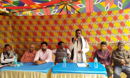 मुखिया ने पक्की नाला निर्माण कार्य का फीता काट‌कर किया शिलान्यास।