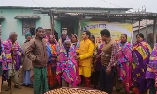 गरीब असहाय एवं वृद्धजनों के बीच किया गया कंबल वितरण ।