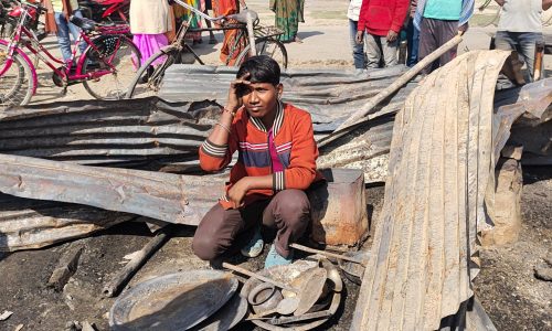 फलका में आग लगने से घर व दुकान में रखें सारा सामान जलकर हुआ राख ।