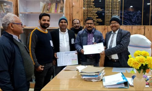 काला पट्टी लगा कर कार्यों को निष्पादित कर रहे न्यायालय कर्मी ।