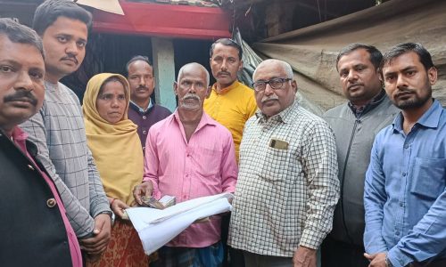 दिवंगत शिक्षक गौतम के परिजन को निजी विद्यालय के संचालकों ने की आर्थिक मदद ।