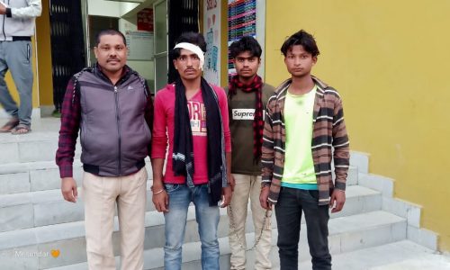 मोबाइल की  छिनतई करते तीन युवकों को ग्रामीणों ने जमकर की धुनाई।